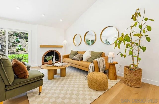725 Santa Florencia, Solana Beach, CA 92075