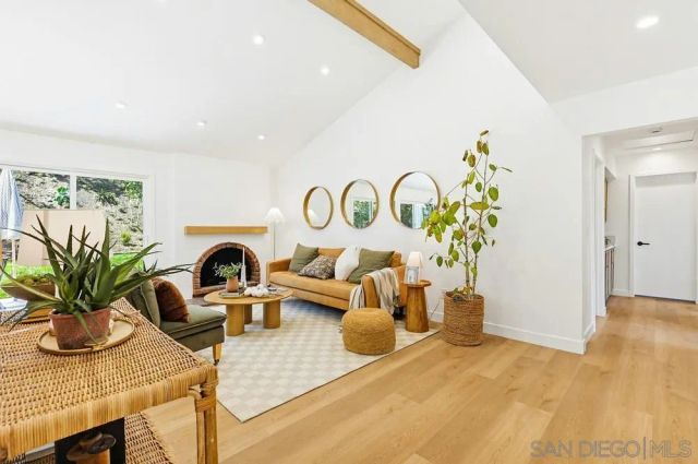 725 Santa Florencia, Solana Beach, CA 92075