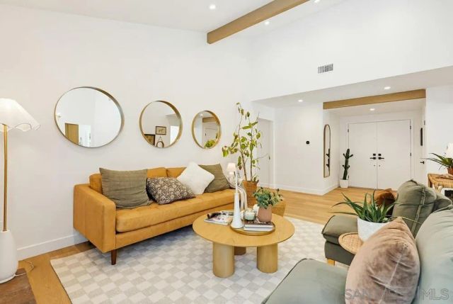 725 Santa Florencia, Solana Beach, CA 92075