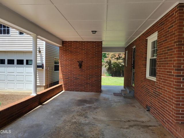 607 E Butler Avenue, Liberty, NC 27298