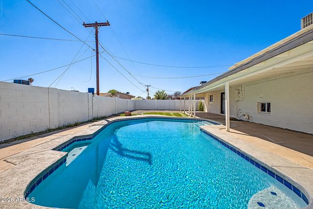 4529 W BERRIDGE Lane, Glendale, AZ 85301