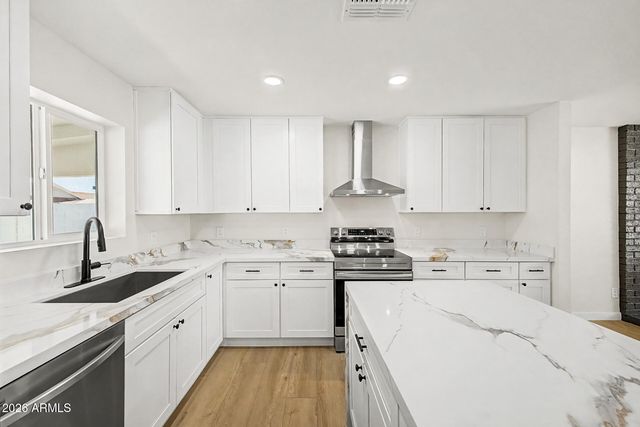 4529 W BERRIDGE Lane, Glendale, AZ 85301
