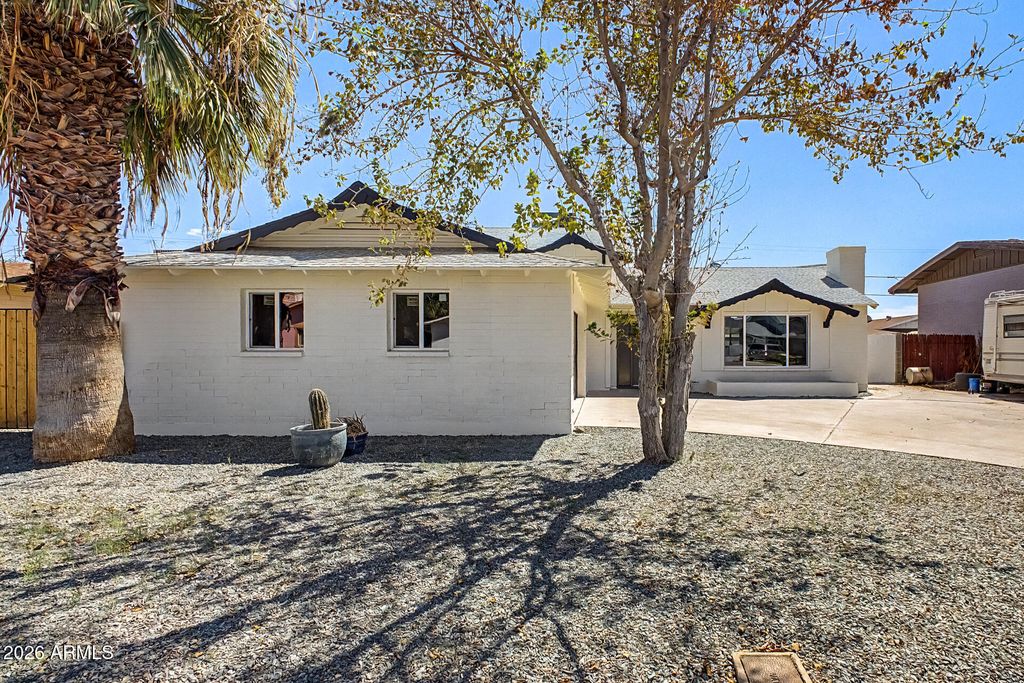 4529 W BERRIDGE Lane, Glendale, AZ 85301 — photo 2