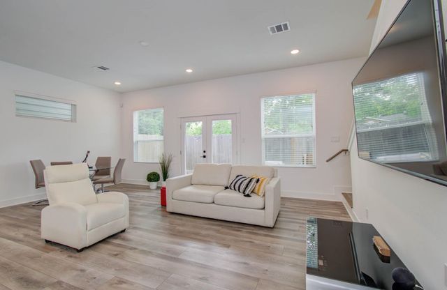 970 Highland Sound Lane, Houston, TX 77091