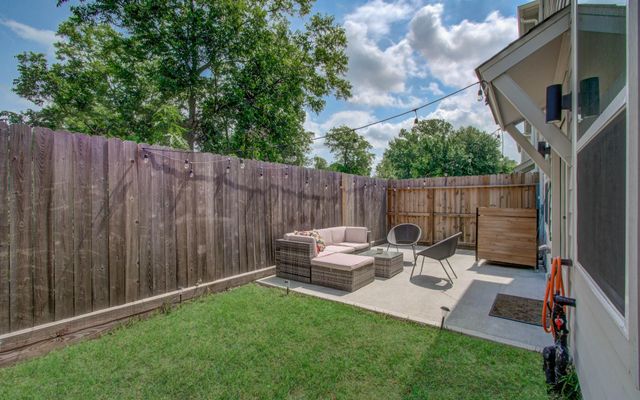 970 Highland Sound Lane, Houston, TX 77091