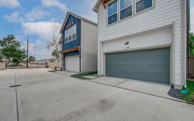 970 Highland Sound Lane, Houston, TX 77091