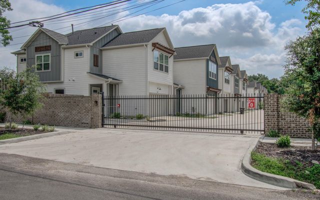 970 Highland Sound Lane, Houston, TX 77091