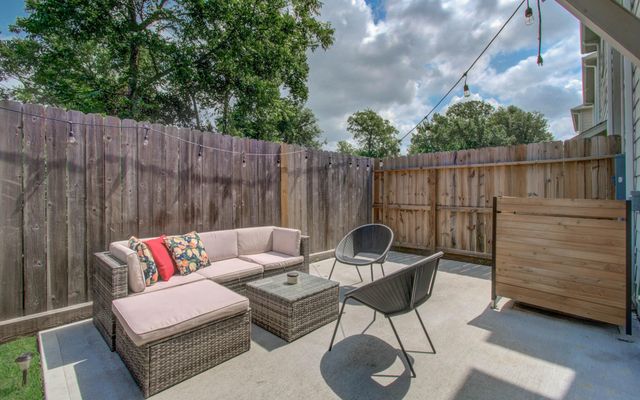 970 Highland Sound Lane, Houston, TX 77091