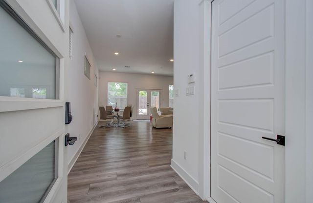 970 Highland Sound Lane, Houston, TX 77091