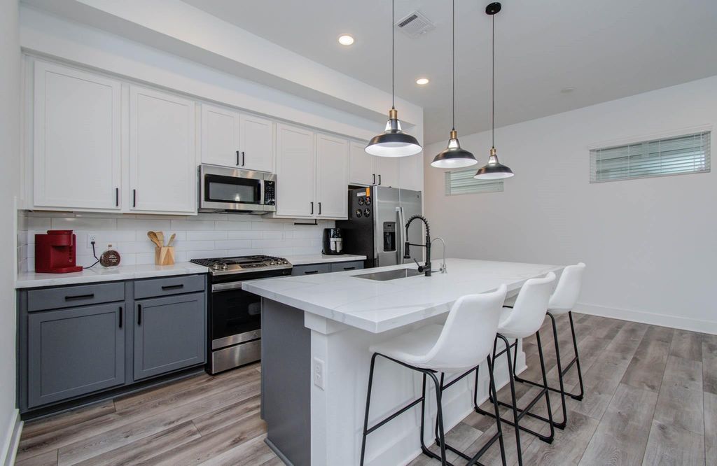 970 Highland Sound Lane, Houston, TX 77091