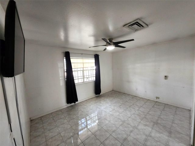 943 W Nelda Road, Houston, TX 77088