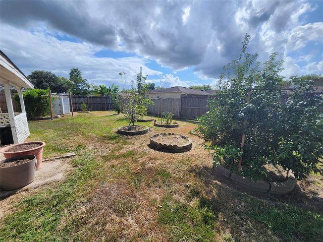 943 W Nelda Road, Houston, TX 77088