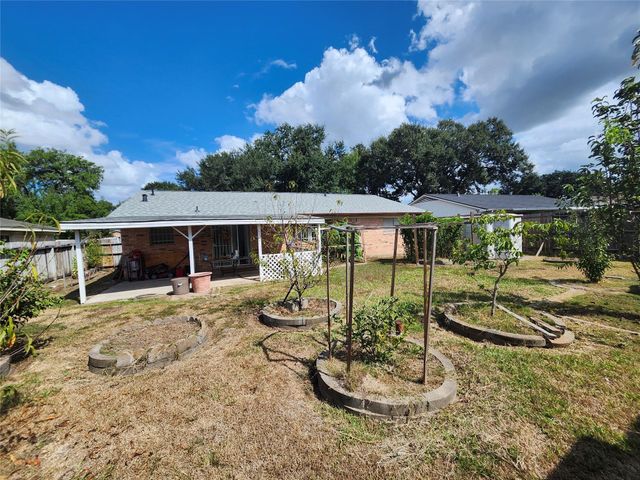 943 W Nelda Road, Houston, TX 77088