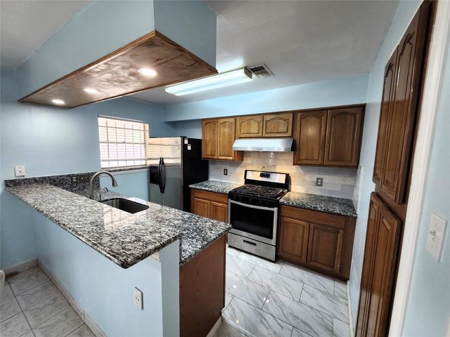 943 W Nelda Road, Houston, TX 77088