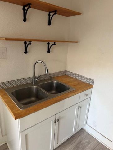 3207 Burleson DR 1, Austin, TX 78741