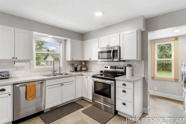 124 E 17th Street, Holland, MI 49423