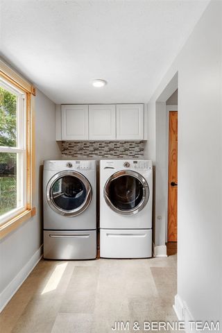 124 E 17th Street, Holland, MI 49423