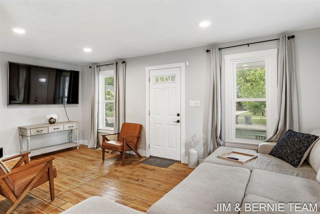 124 E 17th Street, Holland, MI 49423