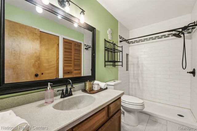 924 Saybrook Drive, Waterford, MI 48327