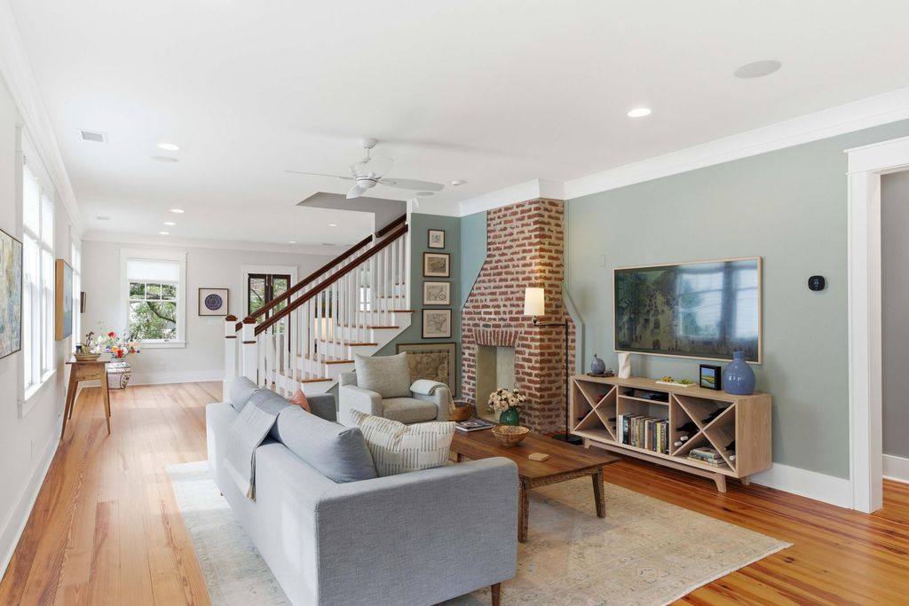 Image 3 of property listing at 64 Lenwood Boulevard Apt C, Charleston, SC 29401