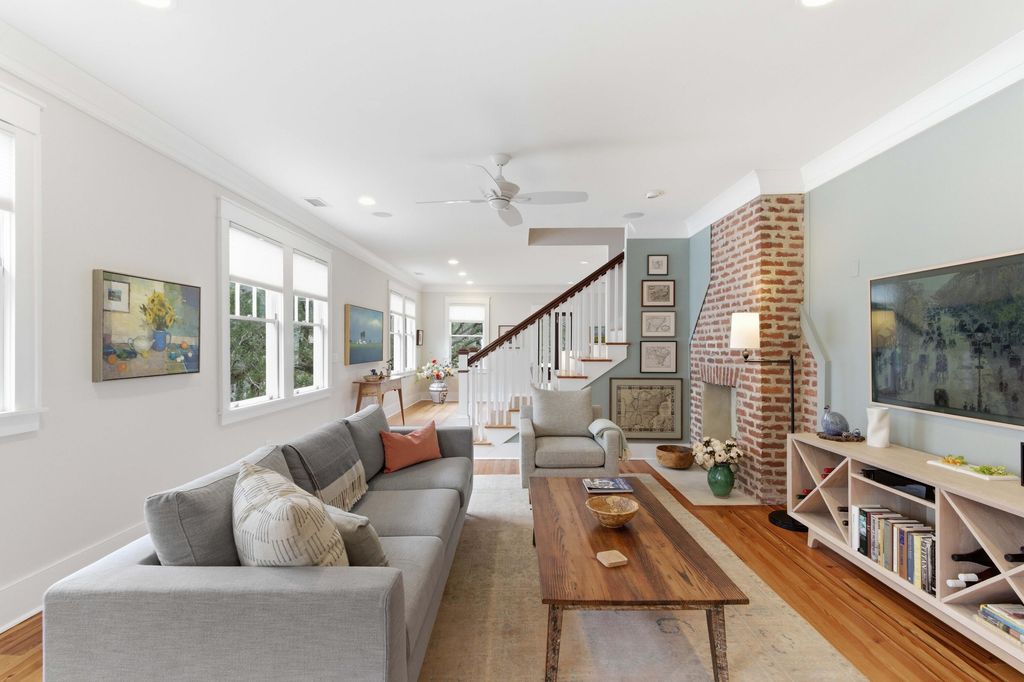 Image 4 of property listing at 64 Lenwood Boulevard Apt C, Charleston, SC 29401