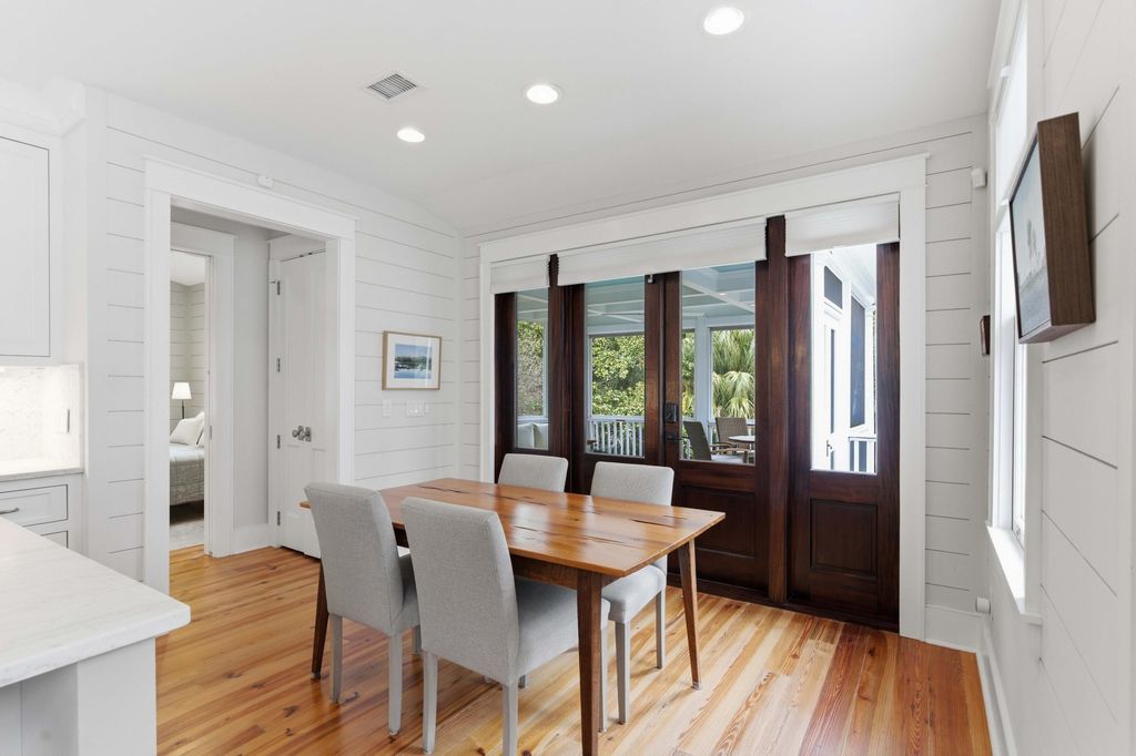 Image 7 of property listing at 64 Lenwood Boulevard Apt C, Charleston, SC 29401