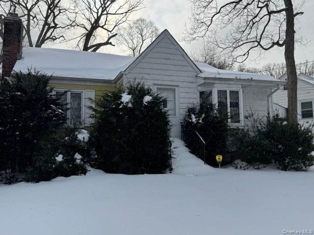 11 Birch Drive, Huntington Station, NY 11746