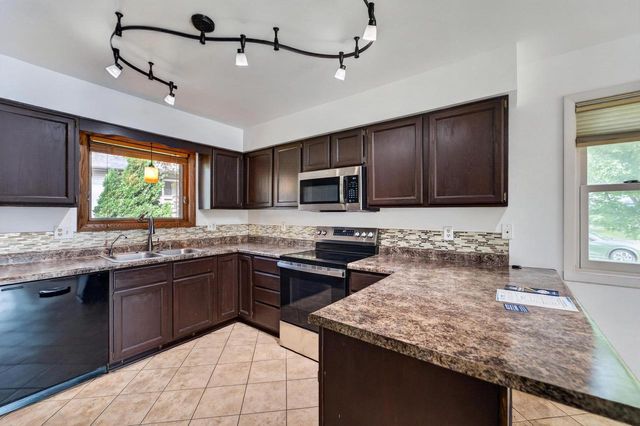 323 Santa Fe Trail, Waunakee, WI 53597
