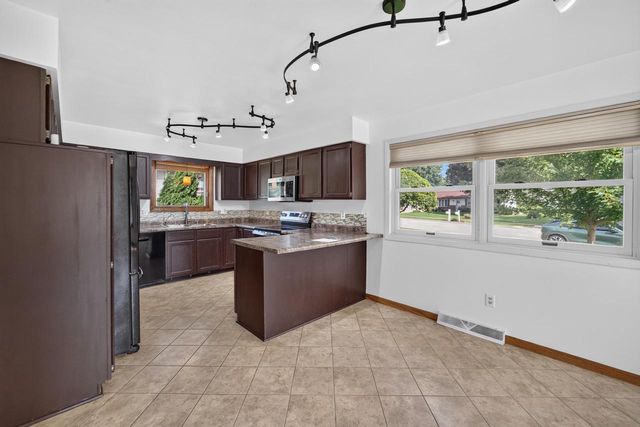 323 Santa Fe Trail, Waunakee, WI 53597