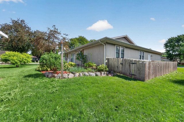 323 Santa Fe Trail, Waunakee, WI 53597