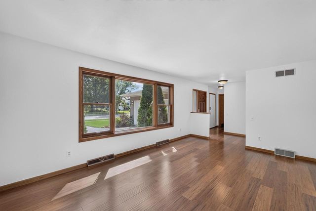 323 Santa Fe Trail, Waunakee, WI 53597