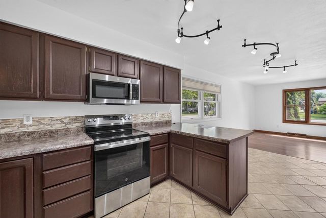 323 Santa Fe Trail, Waunakee, WI 53597