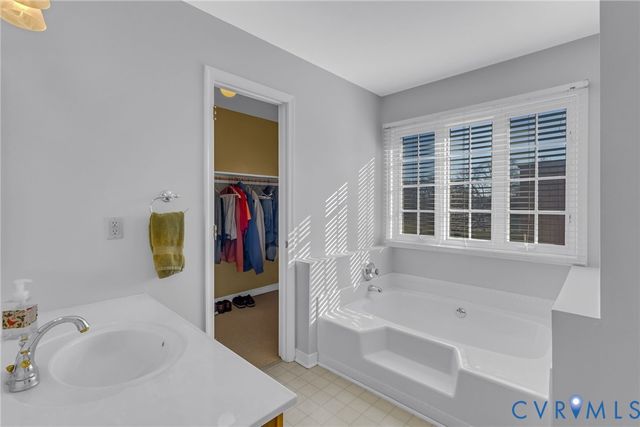 196 Matthews Cove Dr, Montross, VA 22520