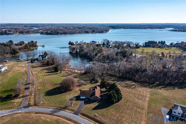 196 Matthews Cove Dr, Montross, VA 22520