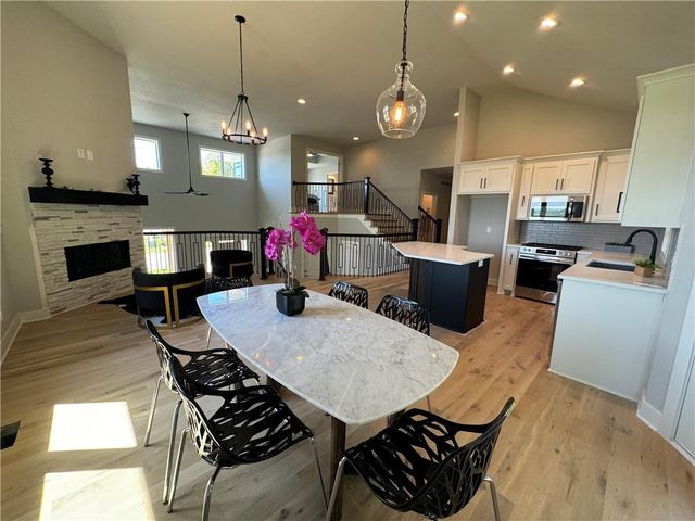 22698 W 87th Street, Lenexa, KS 66227