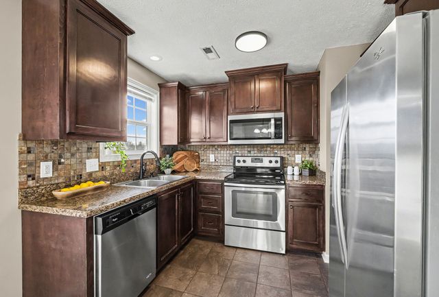 1304 Freedom Dr, Clarksville, TN 37042