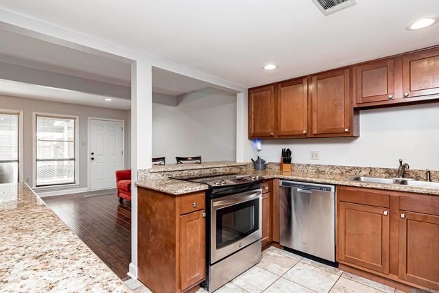 5435 Heatherstone Dr, Baton Rouge, LA 70720