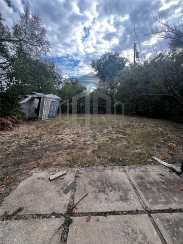 2662 Greenhurst Drive, Farmers Branch, TX 75234