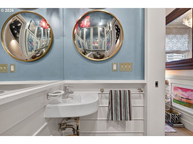 2018 Nw 16TH Ave, Portland, OR 97209