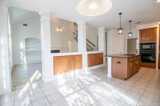 511 Mesa Rdg, San Antonio, TX 78258