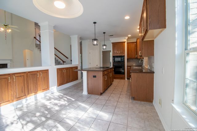 511 Mesa Rdg, San Antonio, TX 78258