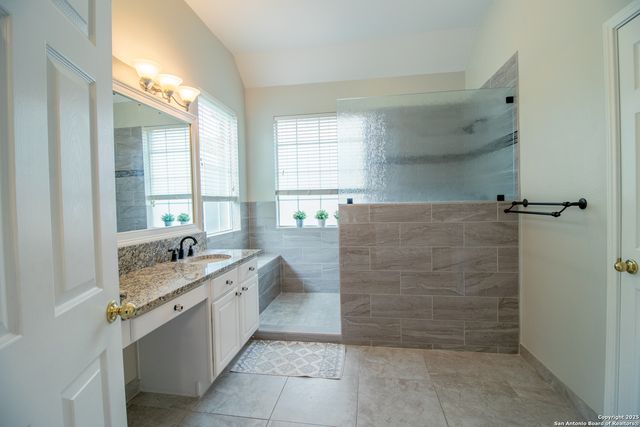 511 Mesa Rdg, San Antonio, TX 78258