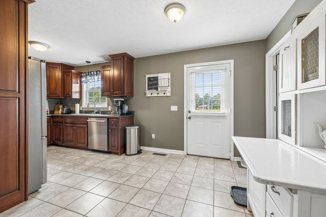 420 Douglas Ln, Lafayette, TN 37083