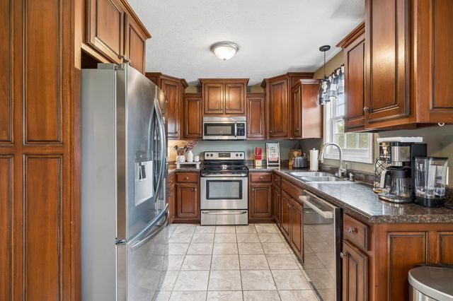 420 Douglas Ln, Lafayette, TN 37083