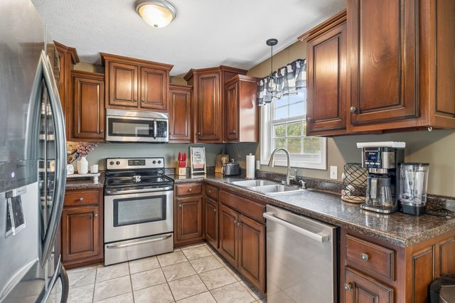 420 Douglas Ln, Lafayette, TN 37083
