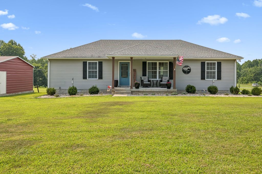 420 Douglas Ln, Lafayette, TN 37083