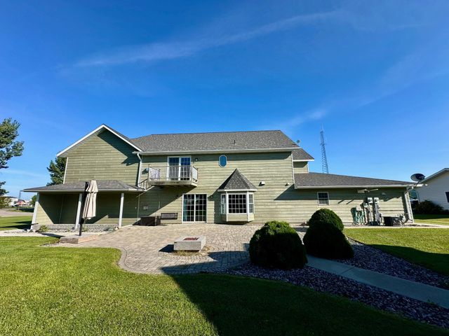 310 7th Street SW, Roseau, MN 56751