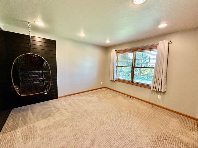 310 7th Street SW, Roseau, MN 56751