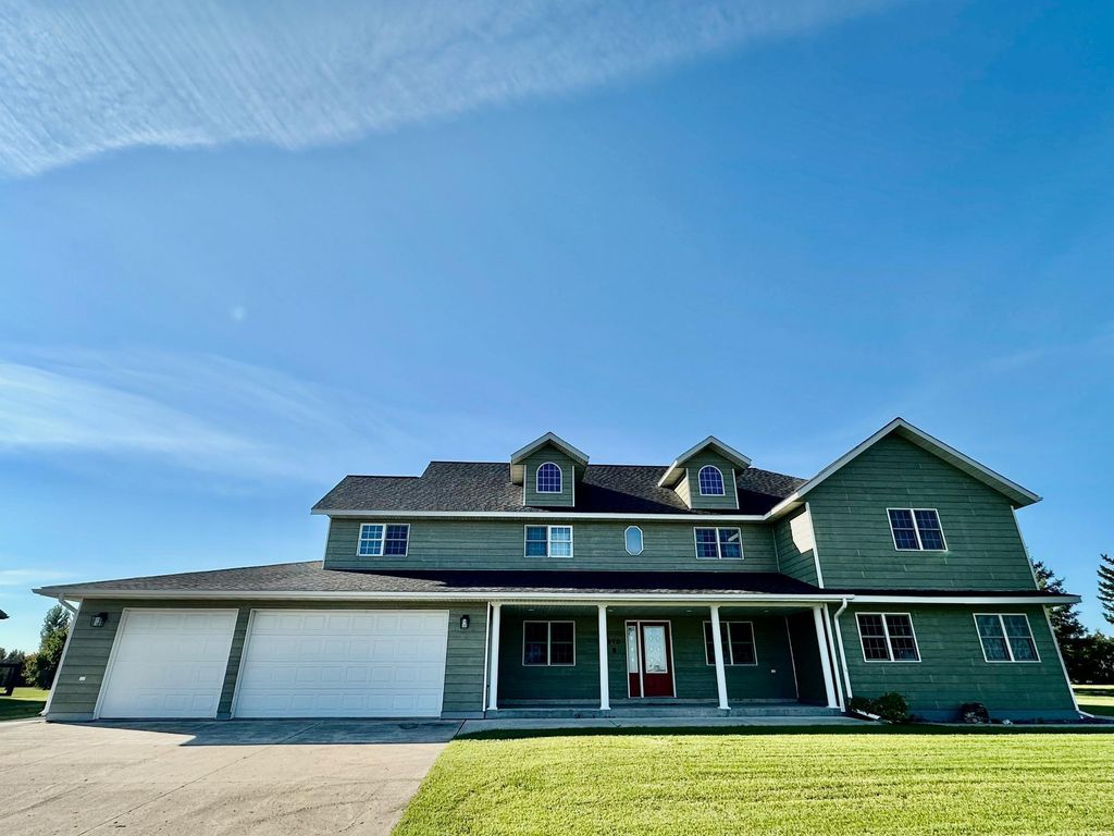 310 7th Street SW, Roseau, MN 56751