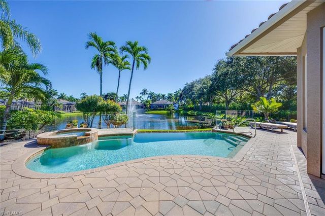 8752 Muirfield DR, Naples, FL 34109